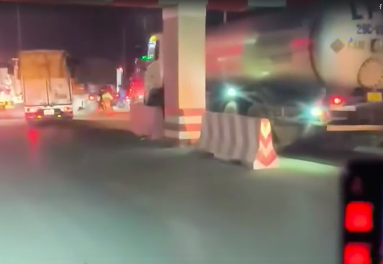 Xe bồn chở khí hóa lỏng phát nổ, bốc cháy dữ dội gần Khu công nghiệp Phố Nối A Hình ảnh xe bồn mắc kẹt vào barie trước khi phát nổ.