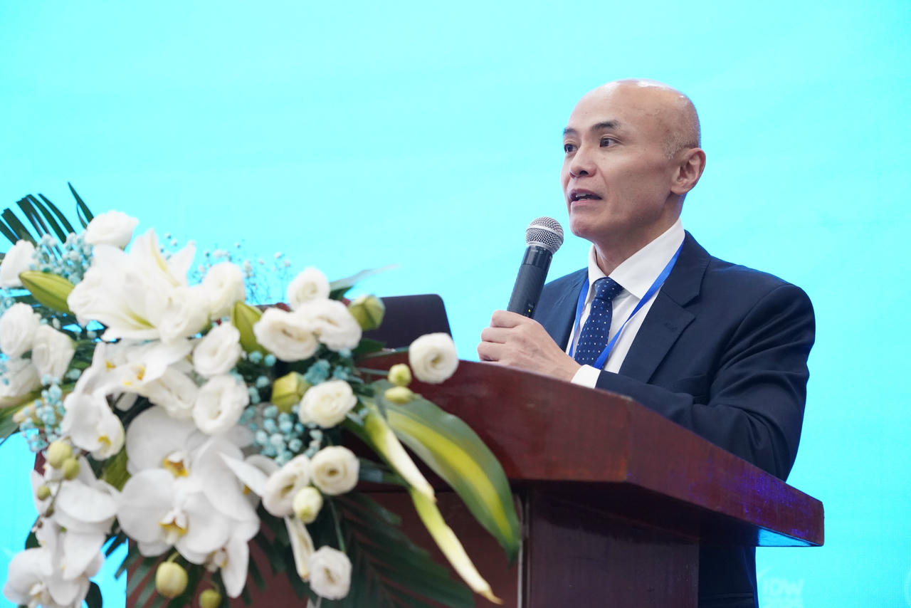 Việt Nam khẳng định vai trò tiên phong trong kiến tạo hệ sinh thái 5G - AI khu vực Tổng Thư ký APT Masanori Kondo trình bày tại Hội nghị