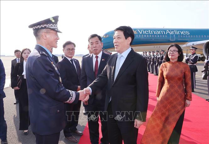 Chủ tịch nước Lương Cường đến Hàn Quốc, bắt đầu tham dự Tuần lễ Cấp cao APEC 2025 Đại biểu Hàn Quốc đón Chủ tịch nước Lương Cường tại sân bay quân sự Gimhae ở thành phố Busan (Hàn Quốc). Ảnh: Lâm Khánh/TTXVN