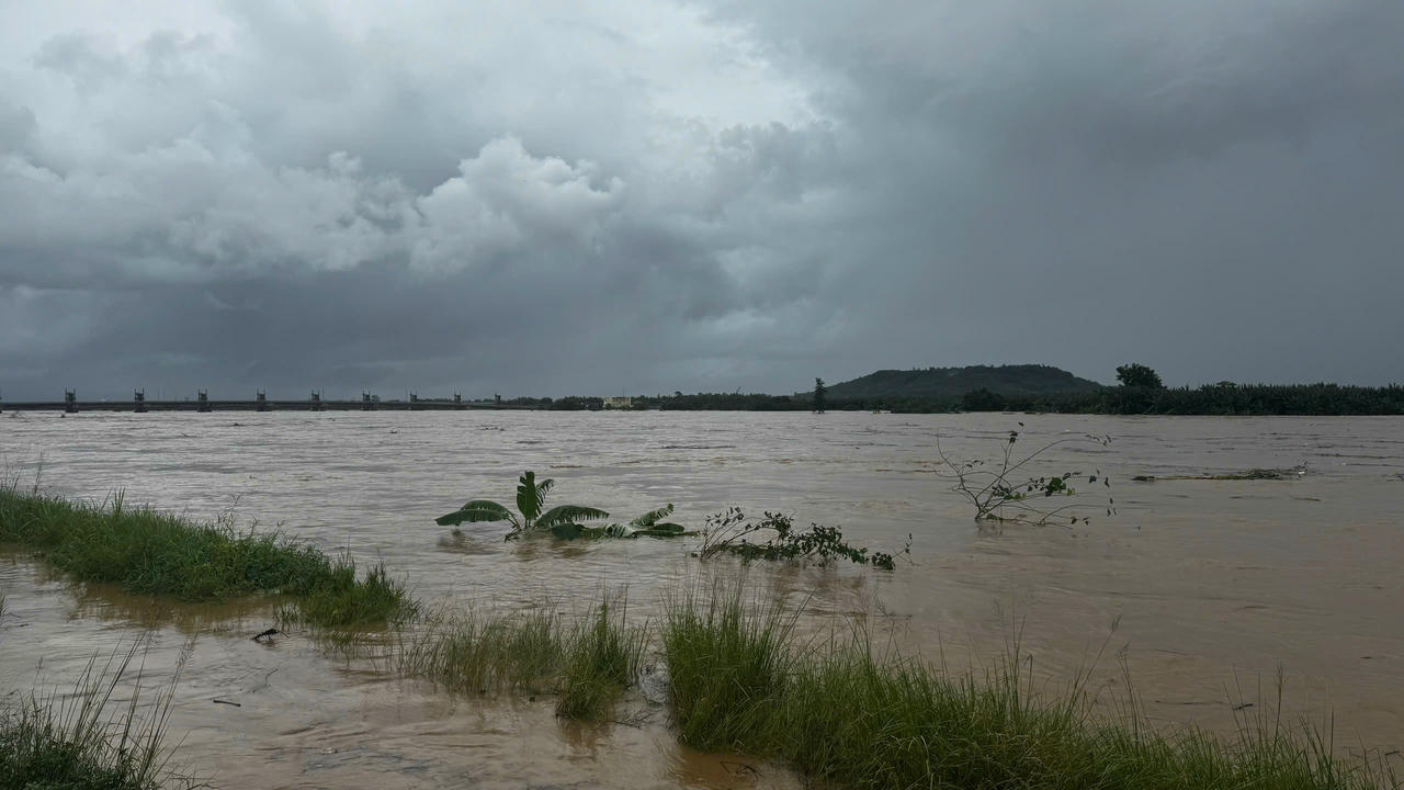 Lũ các sông Quảng Ngãi vượt đỉnh, nhiều khu dân cư chìm trong nước Mực nước các sông trên địa bàn tỉnh Quảng Ngãi dâng cao.