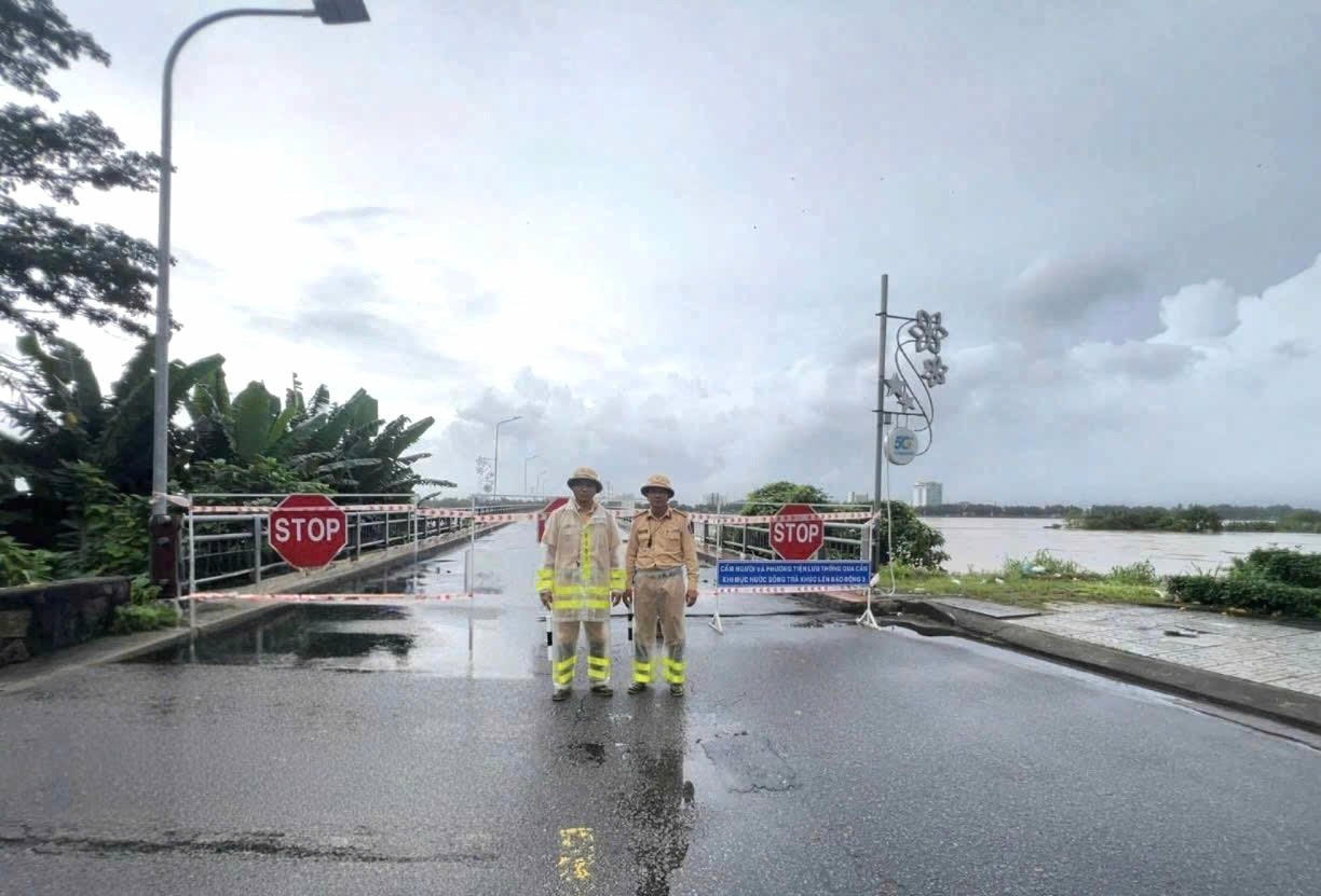 Lũ các sông Quảng Ngãi vượt đỉnh, nhiều khu dân cư chìm trong nước Quảng Ngãi cấm lưu thông qua cầu Trà Khúc 1 và cử lực lượng canh gác, phân luồng giao thông