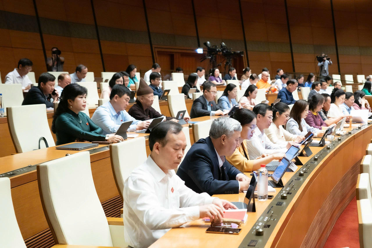 C&aacute;c đại biểu dự phi&ecirc;n l&agrave;m việc ng&agrave;y 29/10. (Ảnh trong b&agrave;i: quochoi.vn)