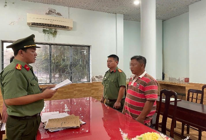 Cơ quan An ninh điều tra C&ocirc;ng an tỉnh tống đạt Quyết định khởi tố vụ &aacute;n, khởi tố bị can v&agrave; thi h&agrave;nh Lệnh bắt bị can Nguyễn Văn Nh. (&aacute;o đỏ).