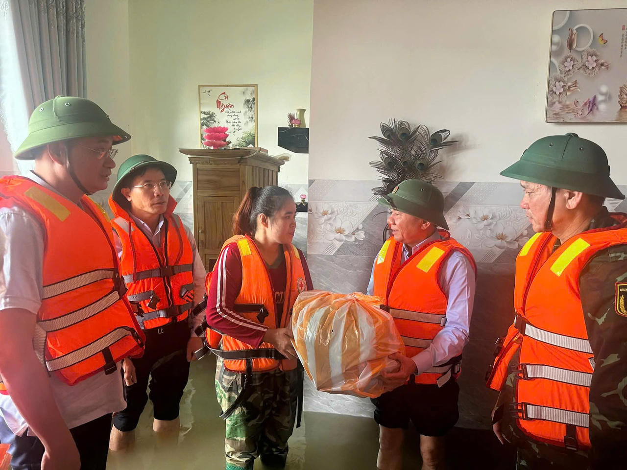 Thường trực Ban Bí thư Trần Cẩm Tú thăm, động viên nhân dân vùng lũ Đà Nẵng Thường trực Ban Bí thư Trần Cẩm Tú ân cần hỏi thăm tình hình sức khỏe, đời sống, điều kiện sinh hoạt của bà con và chia sẻ với những khó khăn mà người dân đang phải trải qua