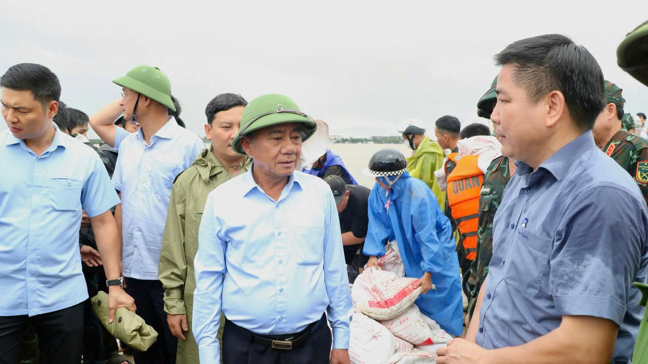 Thường trực Ban Bí thư Trần Cẩm Tú thăm, động viên nhân dân vùng lũ Đà Nẵng Thường trực Ban Bí thư Trần Cẩm Tú cùng đoàn công tác kiểm tra kiểm tra tình hình sạt lở tại kè An Lương, xã Duy Nghĩa