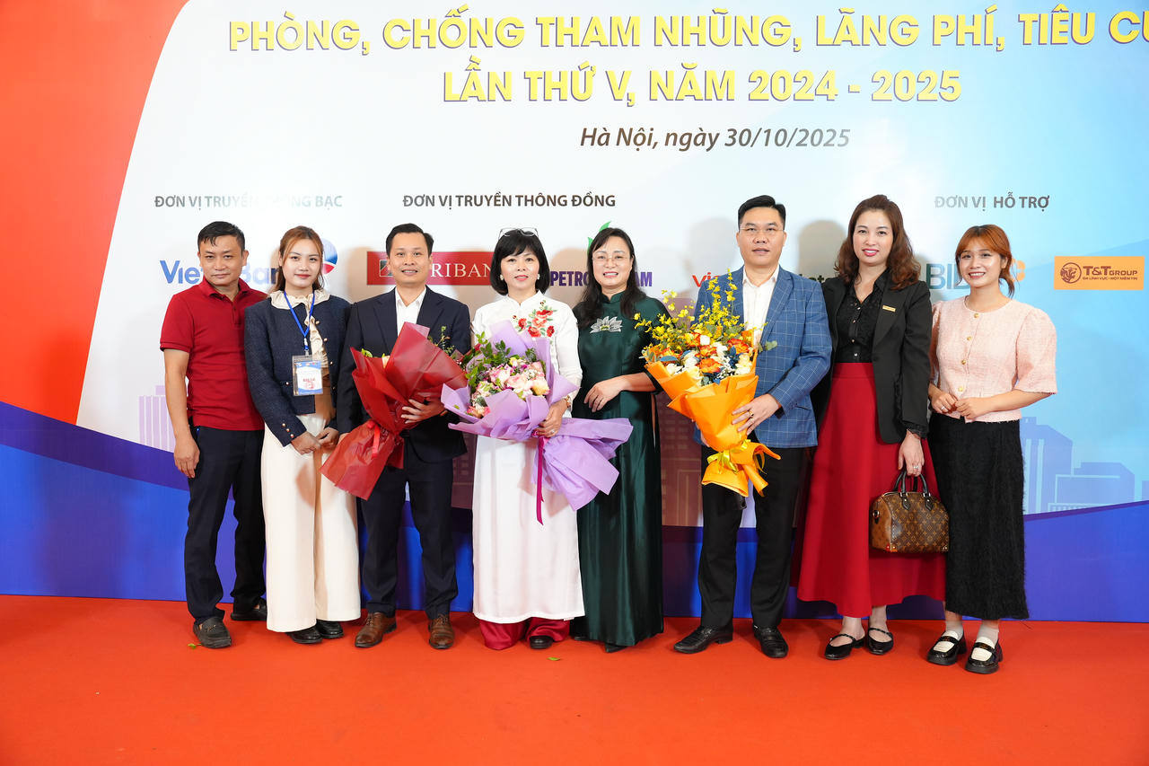 Báo PLVN đạt giải B và C Giải báo chí toàn quốc phòng chống tham nhũng, lãng phí, tiêu cực Phó Tổng Biên tập Báo PLVN Vũ Hồng Thuý chúc mừng các phóng viên, nhóm phóng viên đạt giải. 