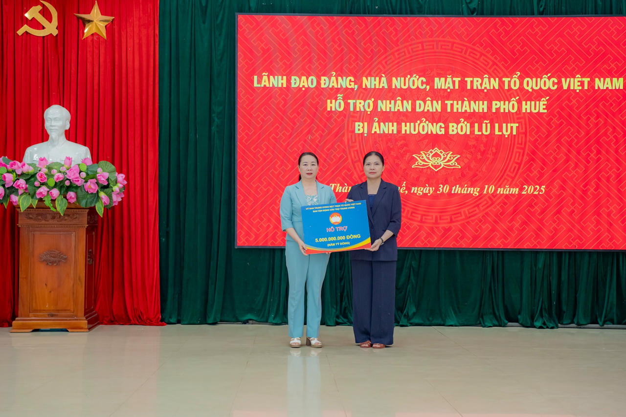 Thường trực Ban Bí thư Trần Cẩm Tú thăm, kiểm tra công tác ứng phó và khắc phục hậu quả mưa lũ tại thành phố Huế Ủy ban Trung ương Mặt trận Tổ quốc Việt Nam hỗ trợ 5 tỷ đồng cho Huế khắc phục mưa lũ