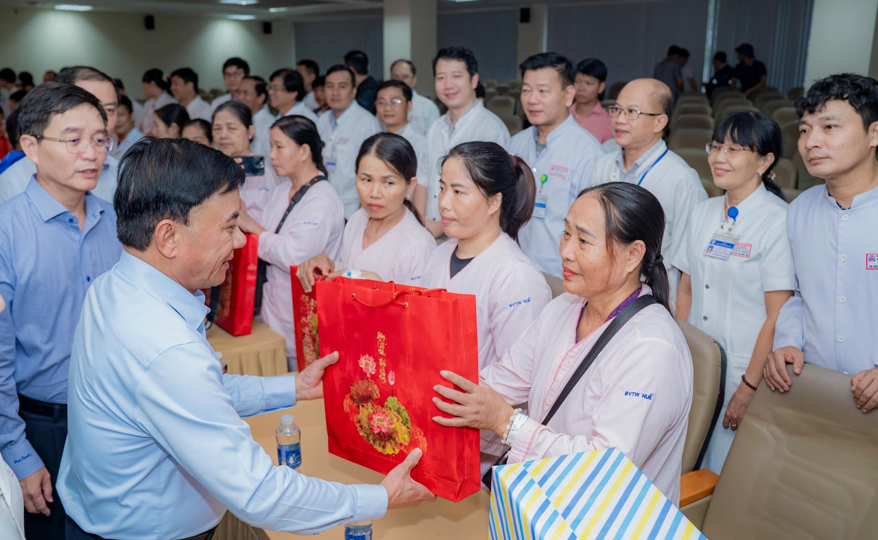 Thường trực Ban Bí thư Trần Cẩm Tú thăm, kiểm tra công tác ứng phó và khắc phục hậu quả mưa lũ tại thành phố Huế Thường trực Ban Bí thư Trần Cẩm Tú trao quà cho các bệnh nhân đang điều trị tại Bệnh viện Trung ương Huế