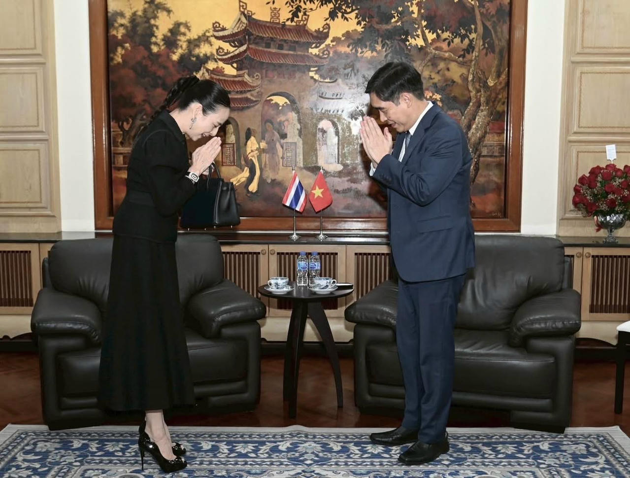 Madam Pang  gặp Đại sứ Việt Nam tại Thái Lan để xin lỗi Madam Pang  gặp Đại sứ Việt Nam tại Thái Lan để xin lỗi