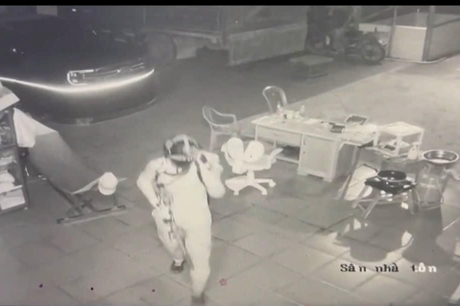 Hoàn tất kết luận điều tra đề nghị truy tố kẻ sát nhân sử dụng súng sát hại 3 người trong 1 gia đình tại xã Đăk Nhau Hình ảnh trích xuất camera của gia đình nạn nhân khi Lê Sỹ Tùng gây án