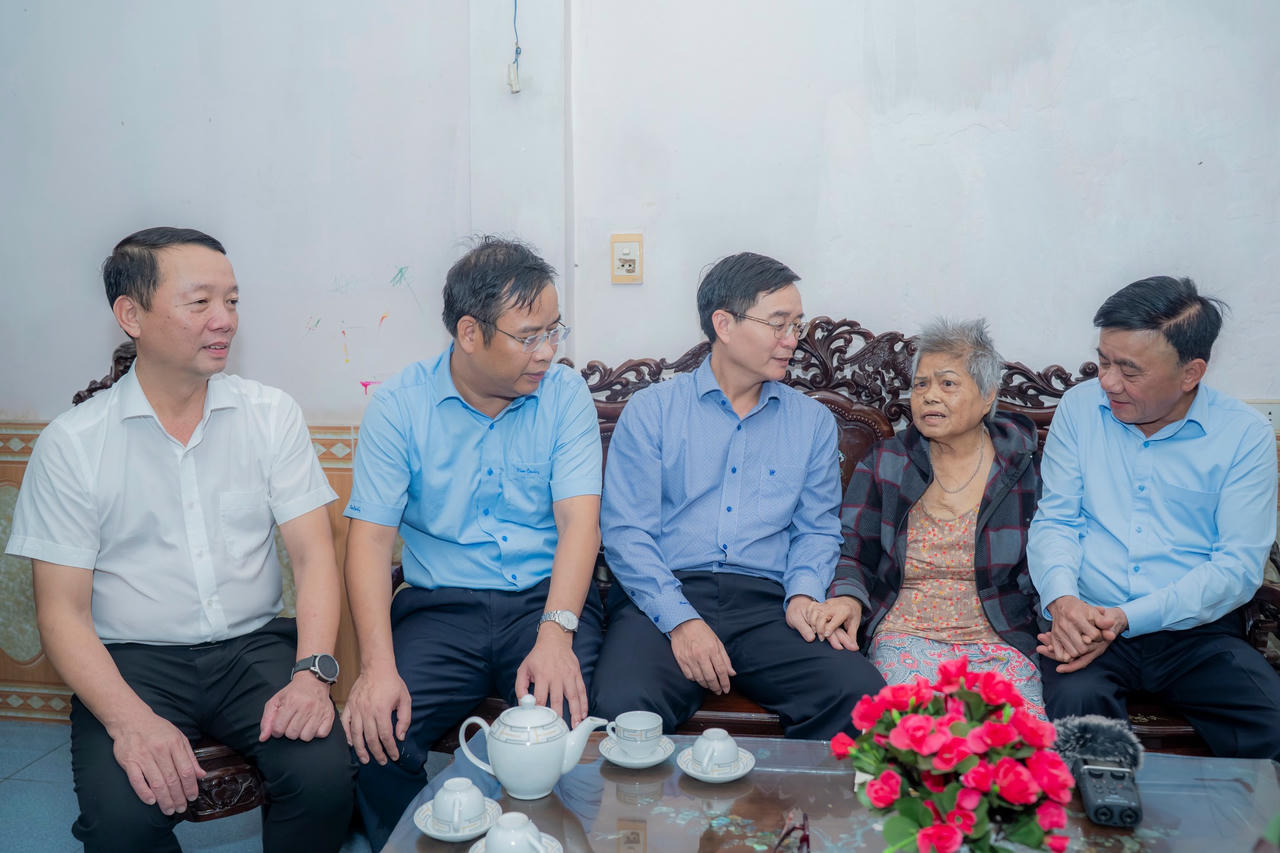 Thường trực Ban Bí thư Trần Cẩm Tú thăm, kiểm tra công tác ứng phó và khắc phục hậu quả mưa lũ tại thành phố Huế Thường trực Ban Bí thư Trần Cẩm Tú cùng Bí thư, Phó Bí thư Thường trực, Chủ tịch UBND TP Huế động viên, thăm hỏi bà Vũ Thị Hồng Quế