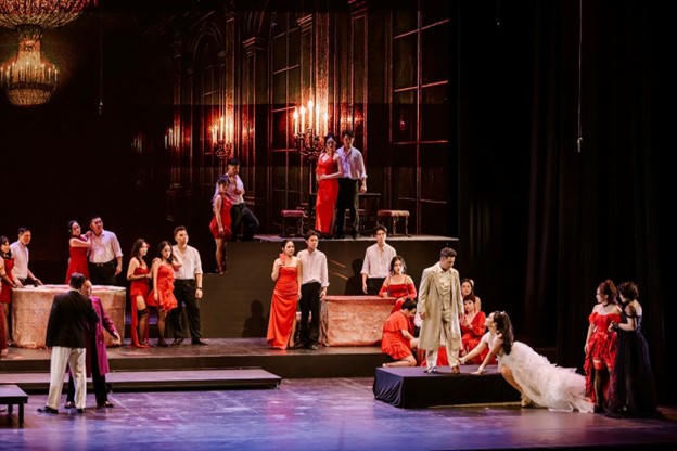 La Traviata - Đỉnh cao nghệ thuật opera và điều ít biết trong lần ra mắt đầu tiên Các nghệ sĩ Dàn nhạc Giao hưởng Nhà hát Nhạc Vũ kịch Việt Nam cùng nhạc trưởng Nguyễn Phú Sơn đã mang tới một La Traviata sống động và đầy cảm xúc.
