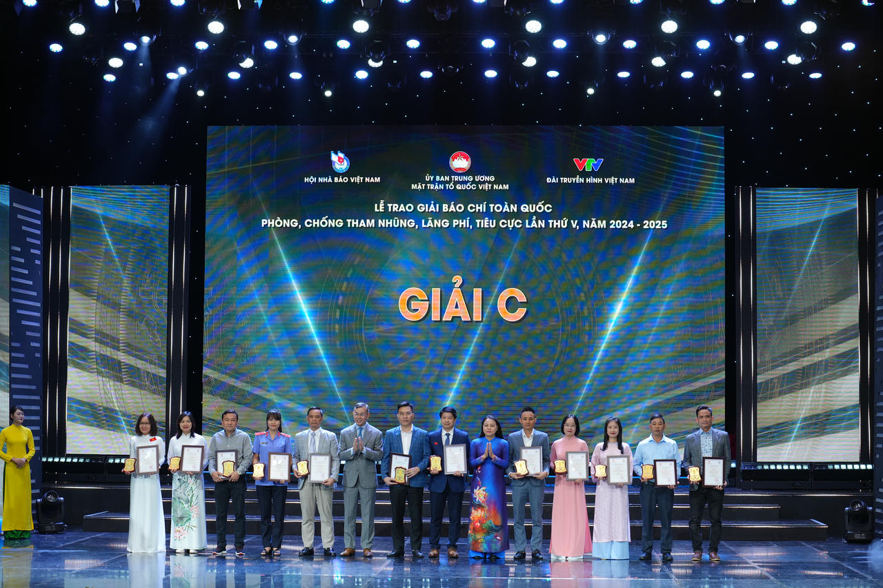 Báo PLVN đạt giải B và C Giải báo chí toàn quốc phòng chống tham nhũng, lãng phí, tiêu cực Báo PLVN đạt Giải C với loạt bài “Đường đi của các mặt hàng “tả pí lù” qua Hải quan Đà Nẵng” của tác giả Hoàng Văn Vượng, Nguyễn Văn Khương – phóng viên ban Chuyên đề.