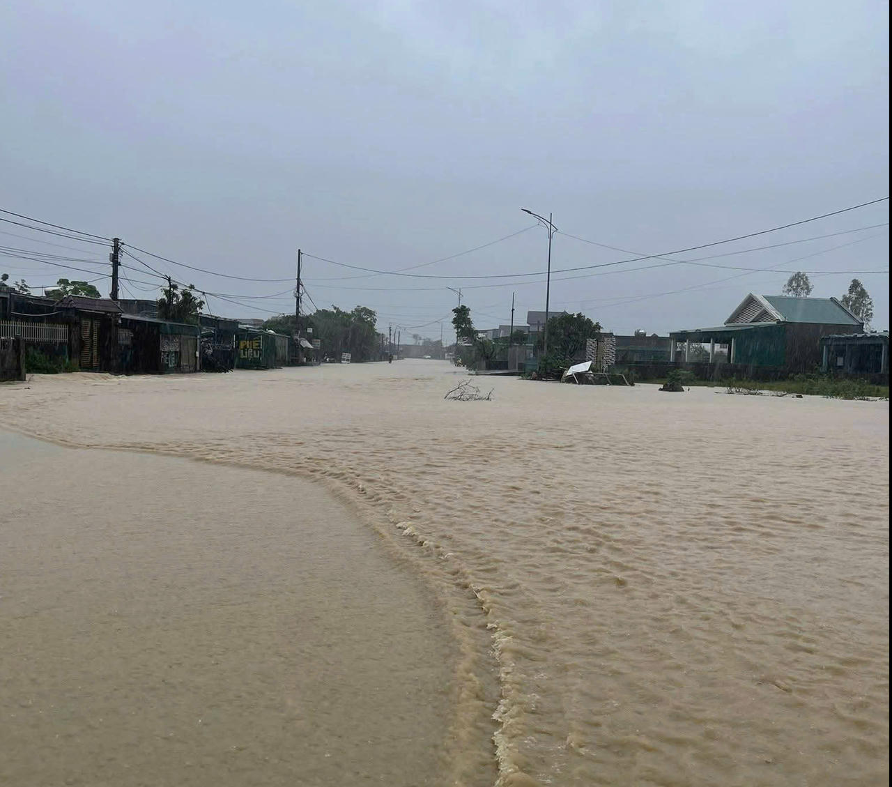 Hà Tĩnh mưa lớn, xả tràn hồ chứa, nhiều nơi có nguy cơ ngập lụt Mưa lớn khiến nhiều tuyến đường tại phường Vũng Áng bị ngập.