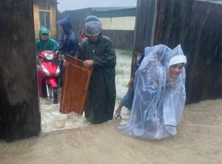 Hà Tĩnh mưa lớn, xả tràn hồ chứa, nhiều nơi có nguy cơ ngập lụt Tại xã Kỳ Thượng lực lượng chức năng di dời tài sản cho người dân chạy lũ.