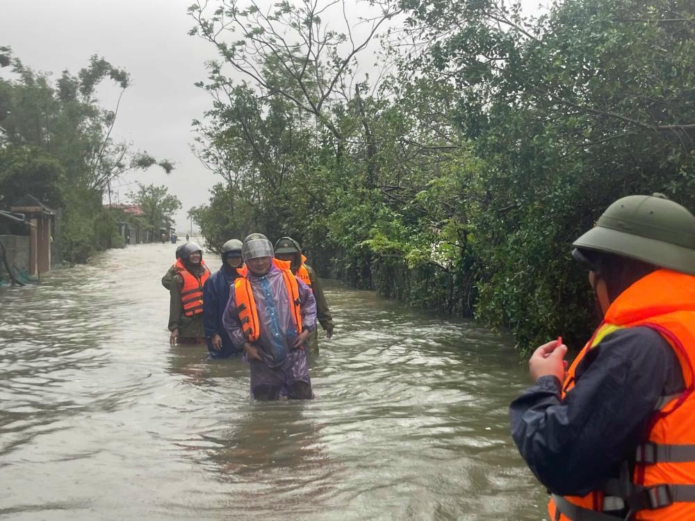 Hà Tĩnh mưa lớn, xả tràn hồ chứa, nhiều nơi có nguy cơ ngập lụt Tại xã Cẩm Duệ nhiều tuyến đường bị ngập sâu.