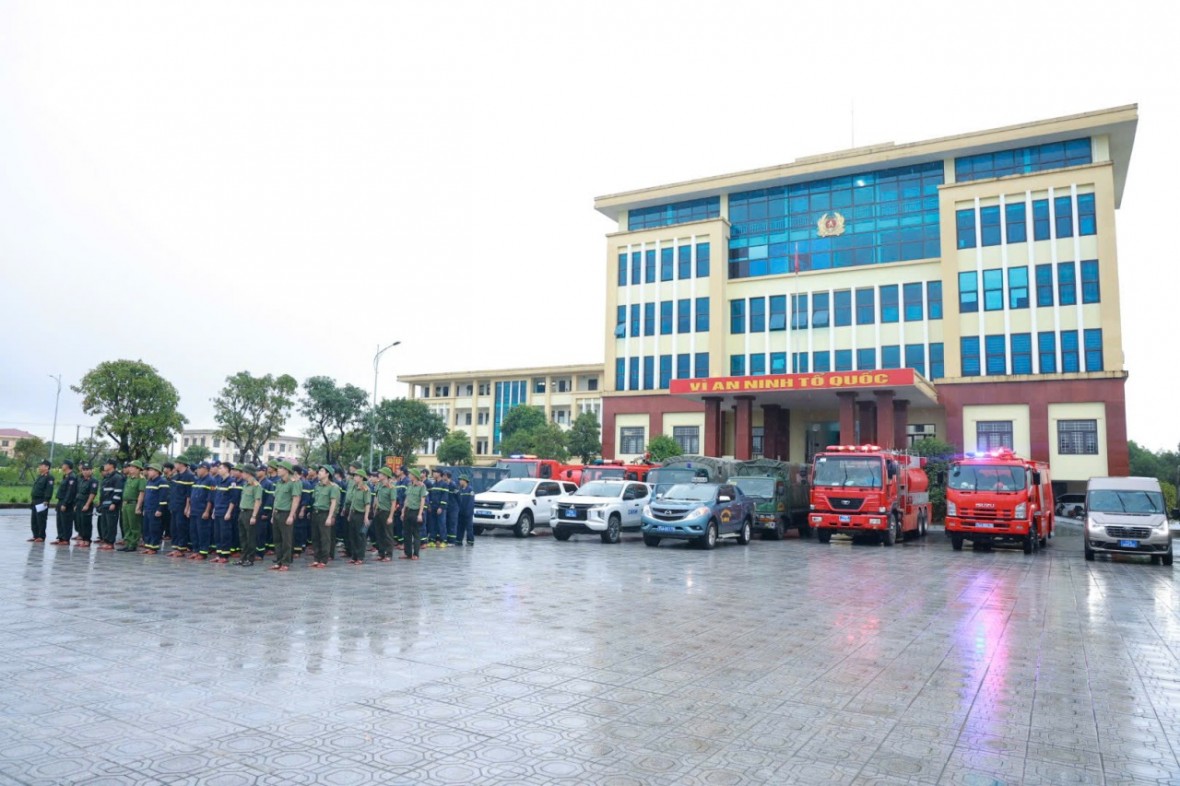 104 CBCS Công an Quảng Trị lên đường hỗ trợ Nhân dân TP Huế khắc phục hậu quả lũ lụt - Ảnh Công an Quảng Trị. 104 CBCS Công an Quảng Trị lên đường hỗ trợ Nhân dân TP Huế khắc phục hậu quả lũ lụt - Ảnh Công an Quảng Trị.