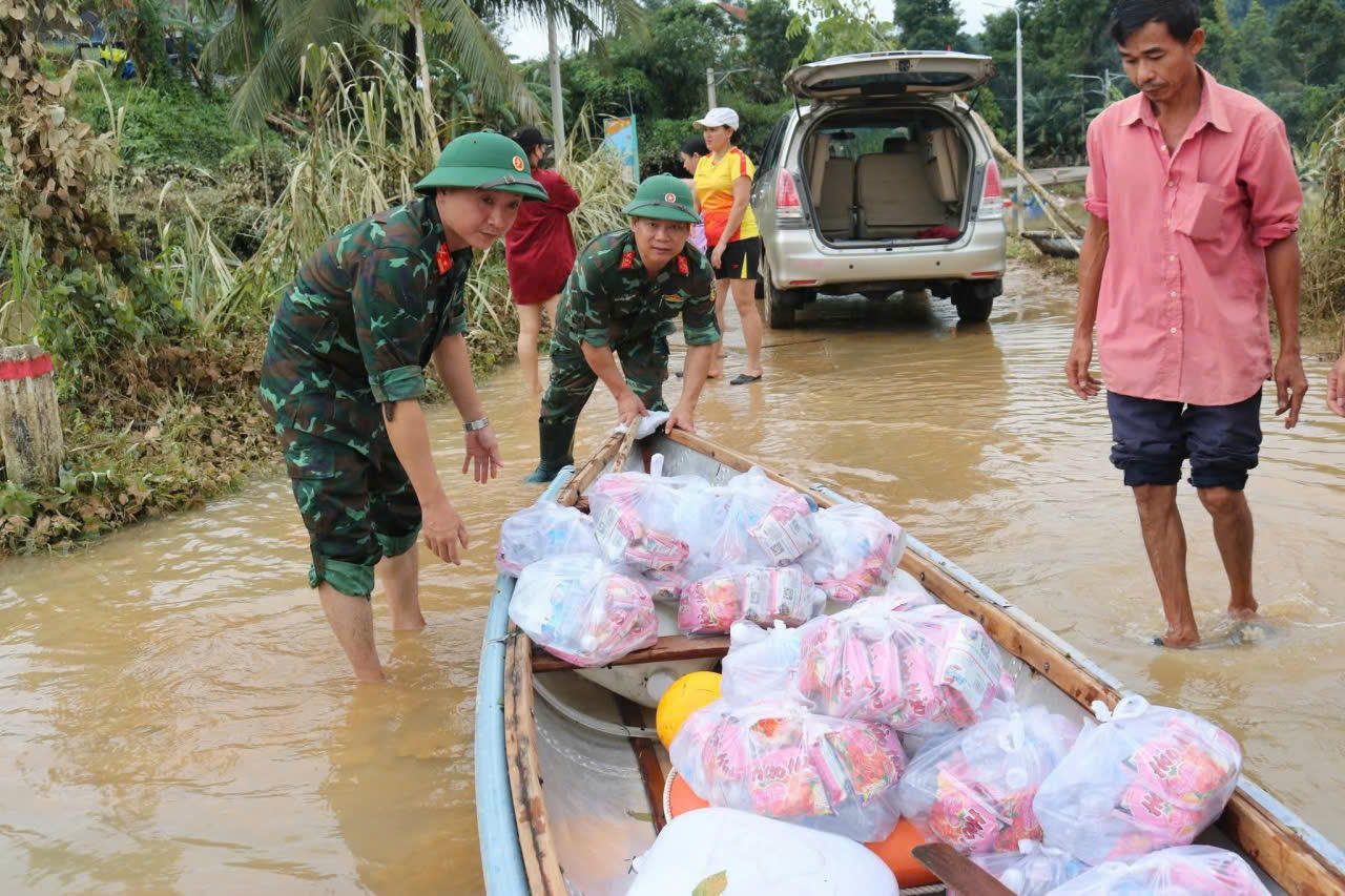 Lực lượng vũ trang giúp người dân tổng dọn vệ sinh, hỗ trợ sau lũ rút Lực lượng vũ trang giúp người dân tổng dọn vệ sinh, hỗ trợ sau lũ rút