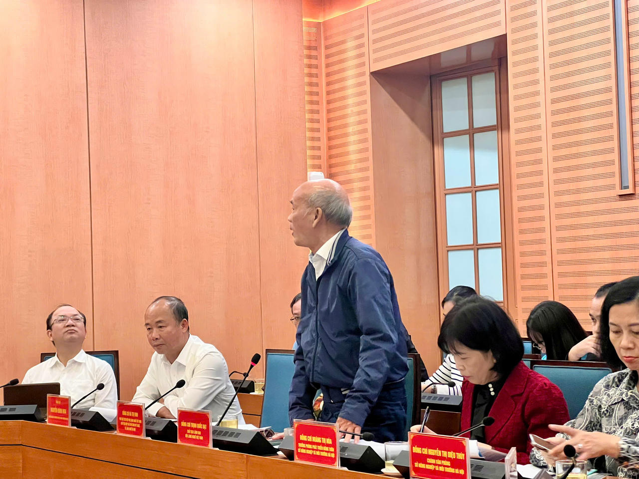 Hà Nội sẵn sàng cho Festival Bảo tồn, phát triển làng nghề quốc tế 2025: Kết nối di sản, vươn tầm thế giới Đại biểu tham dự nêu ý tại cuộc họp. (Ảnh: PV).