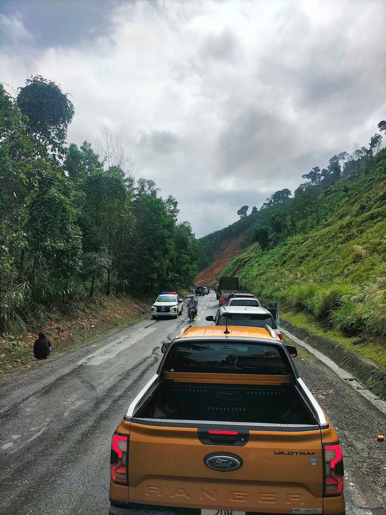 Tạm thông một làn đèo Lò Xo, nguy cơ sạt lở vẫn rất cao Hàng dài phương tiện nối đuôi chờ thông tuyến trên đèo Lò Xo sau vụ sạt lở.