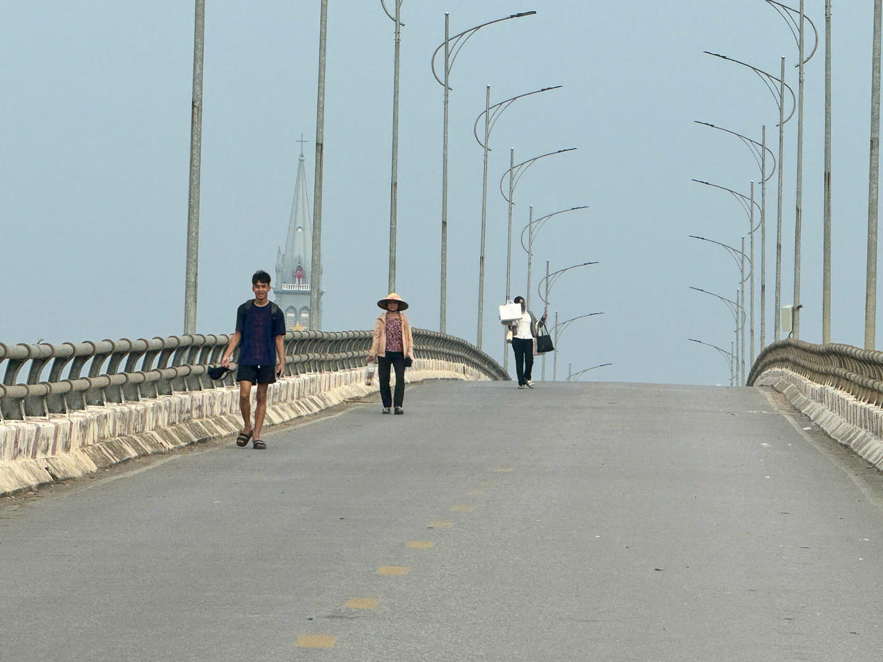 Tạm dừng lưu thông trên cầu sông Lô: Hàng nghìn người dân bị ảnh hưởng Cầu Sông Lô bị cấm lưu thông đã ảnh hưởng rất lớn đến đời sống của người dân. Ảnh: Ngọc Phúc