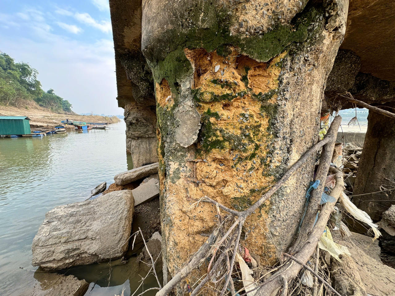 Tạm dừng lưu thông trên cầu sông Lô: Hàng nghìn người dân bị ảnh hưởng Cọc khoan nhồi dưới trụ cầu T6, T7 cầu Sông Lô cũng bị hở thép. Nhiều điểm bê tông cọc xuất hiện tạp chất giống đất trộn lẫn bê tông. Ảnh: Ngọc Phúc