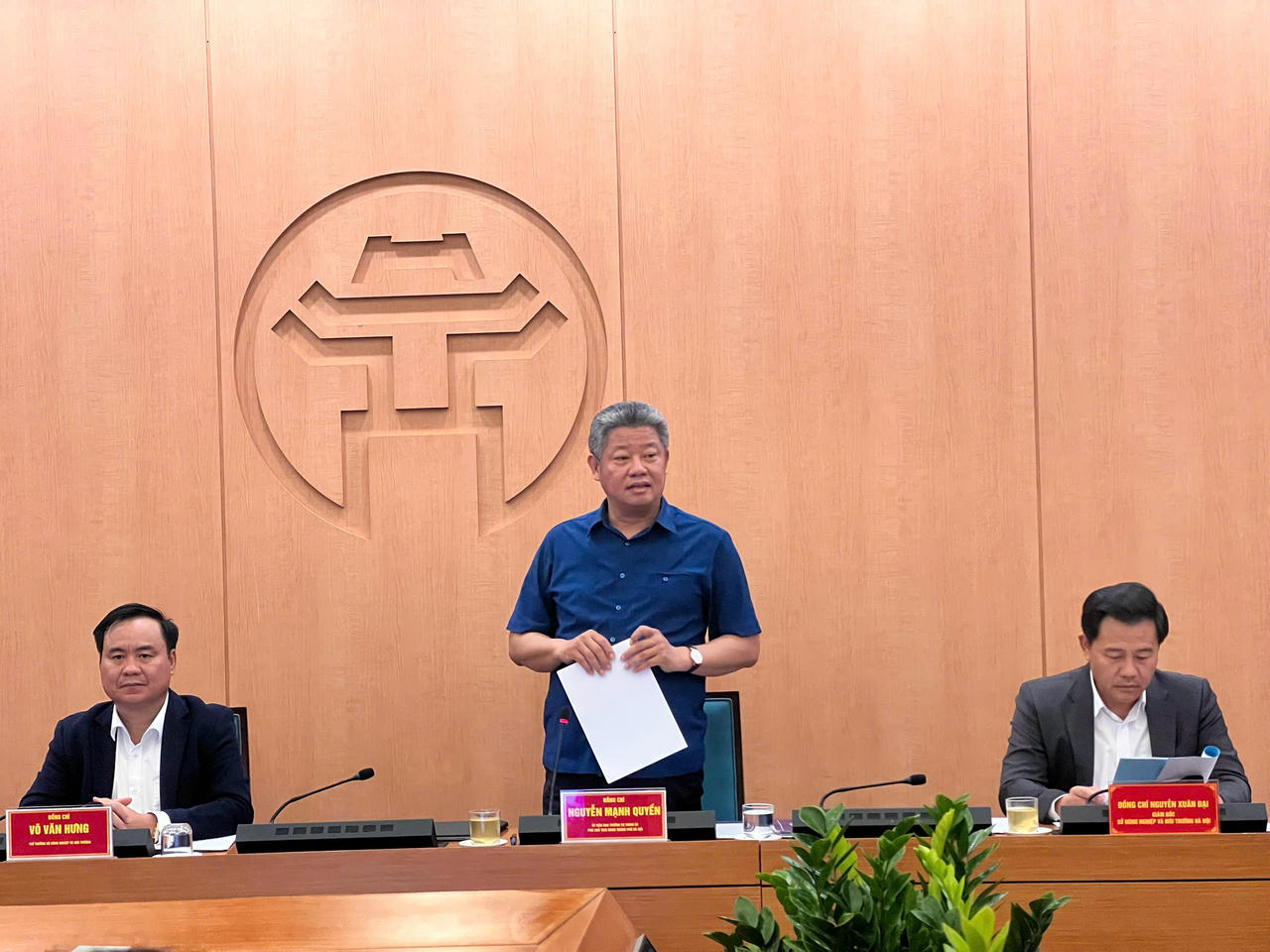 Hà Nội sẵn sàng cho Festival Bảo tồn, phát triển làng nghề quốc tế 2025: Kết nối di sản, vươn tầm thế giới Ông Nguyễn Mạnh Quyền -  Phó Chủ tịch UBND TP Hà Nội phát biểu tại cuộc họp (Ảnh: PV).