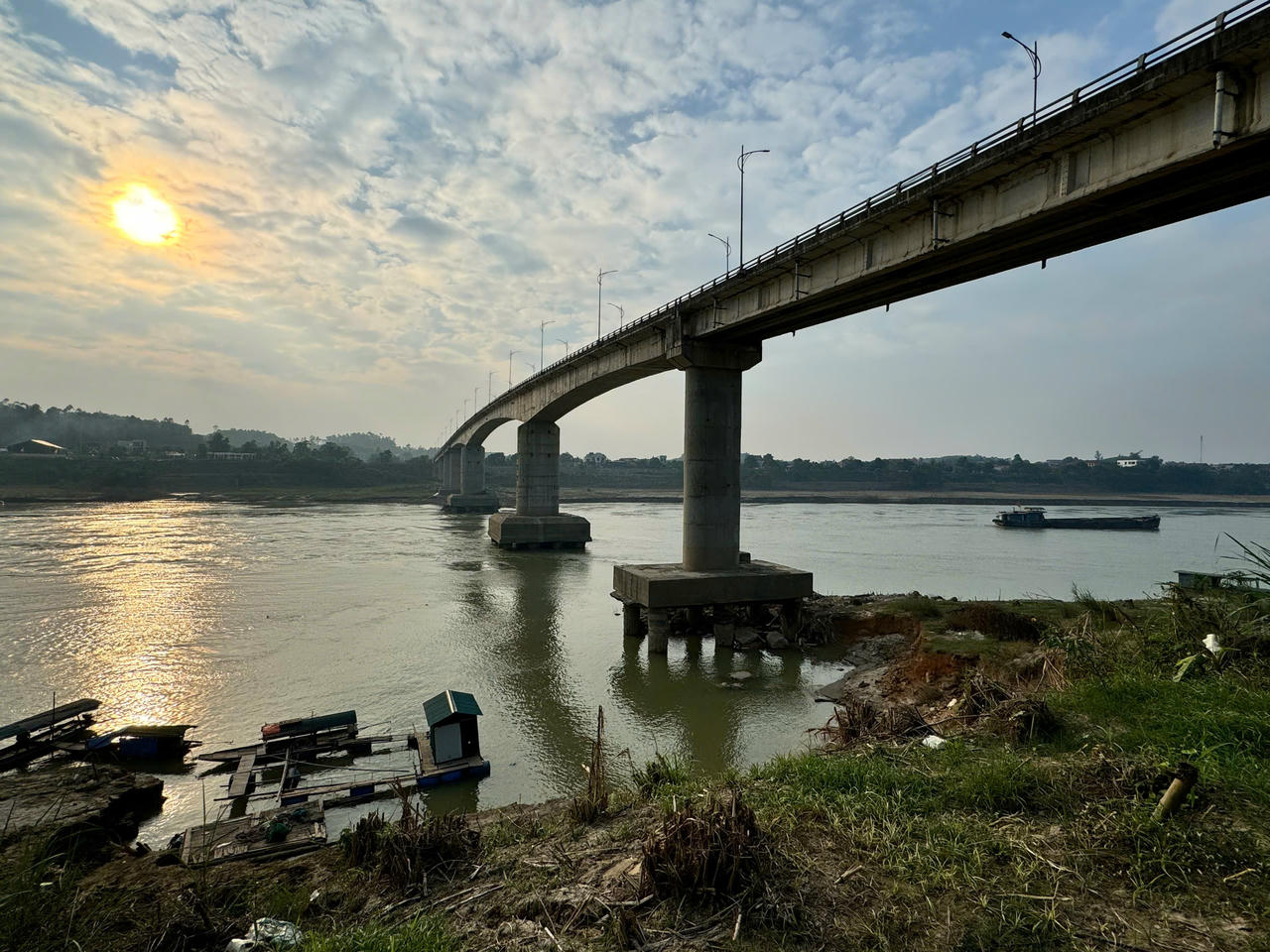 Tạm dừng lưu thông trên cầu sông Lô: Hàng nghìn người dân bị ảnh hưởng Dư luận đặt ra hàng loạt dấu hỏi về trách nhiệm khi cầu Sông Lô xuống cấp. Ảnh: Ngọc Phúc