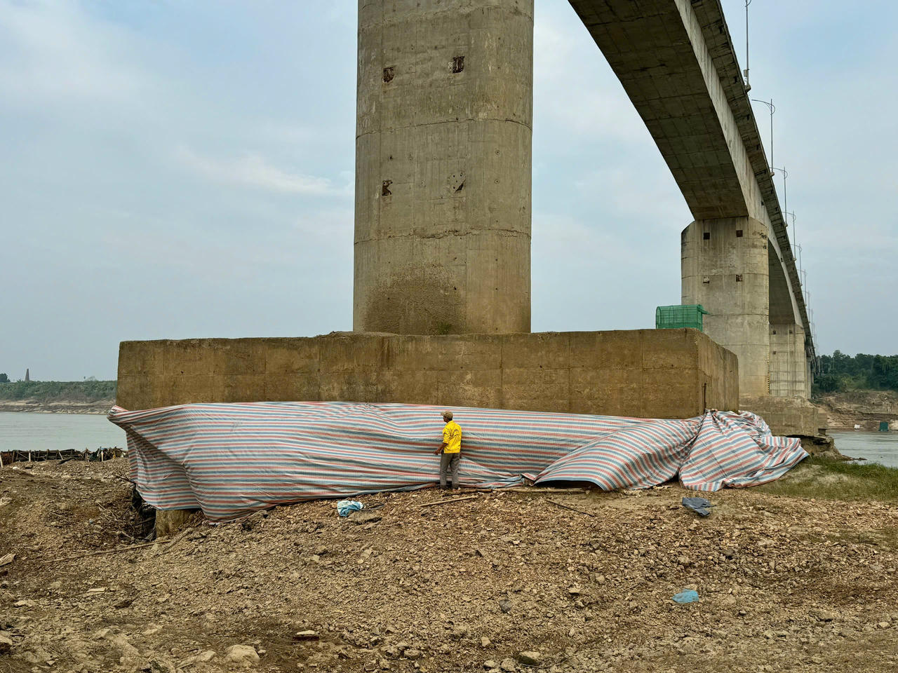 Tạm dừng lưu thông trên cầu sông Lô: Hàng nghìn người dân bị ảnh hưởng Đơn vị quản lý đường bộ đã cho quây bạt quanh đế móng trụ cầu T3, Cầu Sông Lô. Ảnh: Ngọc Phúc