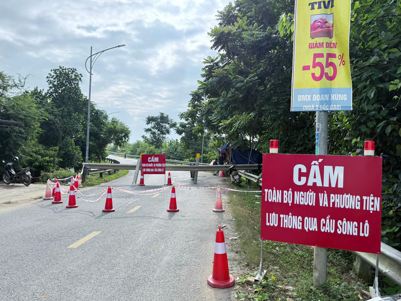 Tạm dừng lưu thông trên cầu sông Lô: Hàng nghìn người dân bị ảnh hưởng Sở xây dựng tỉnh Phú Thọ đã phát đi thông báo cấm toàn bộ phương tiện lưu thông qua cầu sông Lô, địa bàn xã Đoan Hùng, tỉnh Phú Thọ. Ảnh: Ngọc Phúc