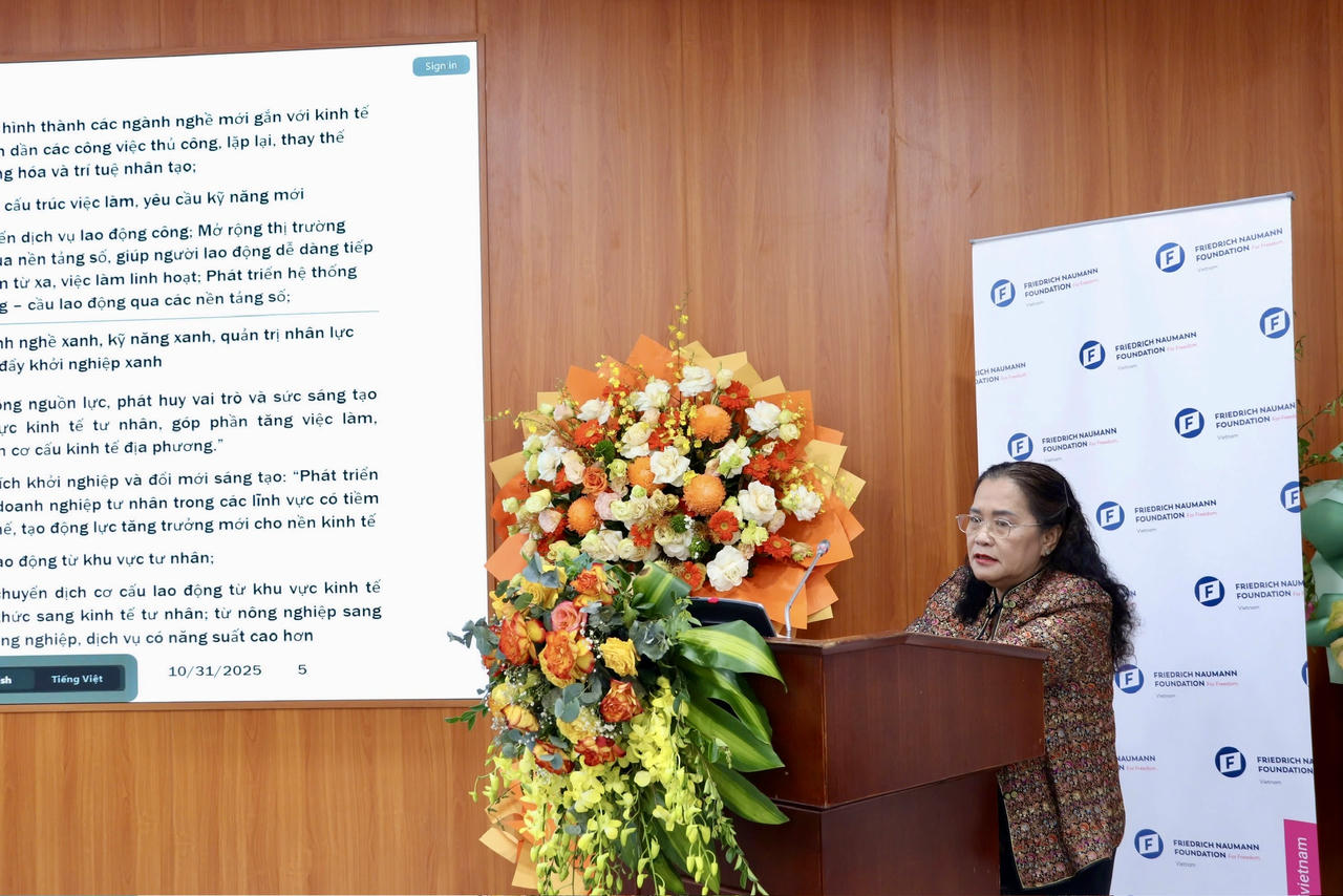 Hoàn thiện thể chế pháp luật phát triển thị trường lao động tăng cường năng lực cạnh tranh quốc gia PGS.TS. Nguyễn Thị Lan Hương phát biểu.