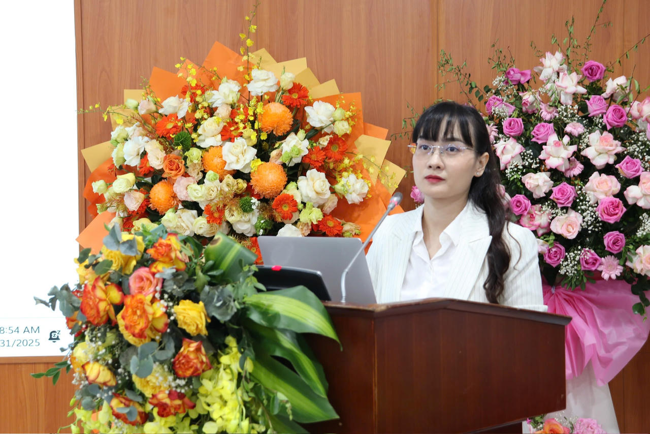 Hoàn thiện thể chế pháp luật phát triển thị trường lao động tăng cường năng lực cạnh tranh quốc gia TS. Hà Thị Hoa Phượng phát biểu.