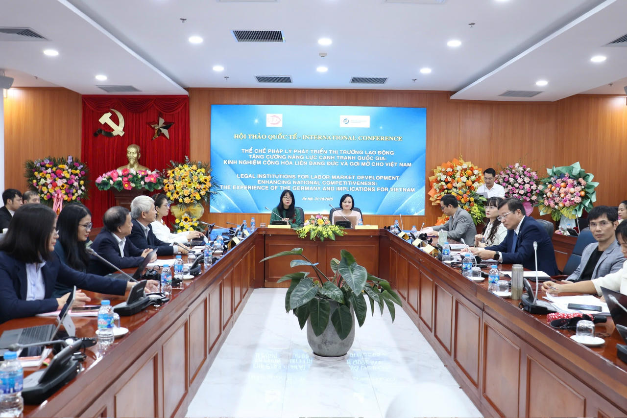 Hoàn thiện thể chế pháp luật phát triển thị trường lao động tăng cường năng lực cạnh tranh quốc gia TS. Phạm Thị Thuý Nga, Viện trưởng Viện Nhà nước và Pháp luật và TS. Nguyễn Linh Giang, Phó Viện trưởng Viện Nhà nước và Pháp luật đồng chủ trì Hội thảo.