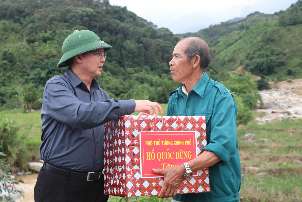 Ph&oacute; Thủ tướng Ch&iacute;nh phủ Hồ Quốc Dũng thăm hỏi, trao qu&agrave; động vi&ecirc;n hộ d&acirc;n bị thiệt hại do sạt lở n&uacute;i tại th&ocirc;n L&agrave;ng Mới, x&atilde; Ngọc Linh.