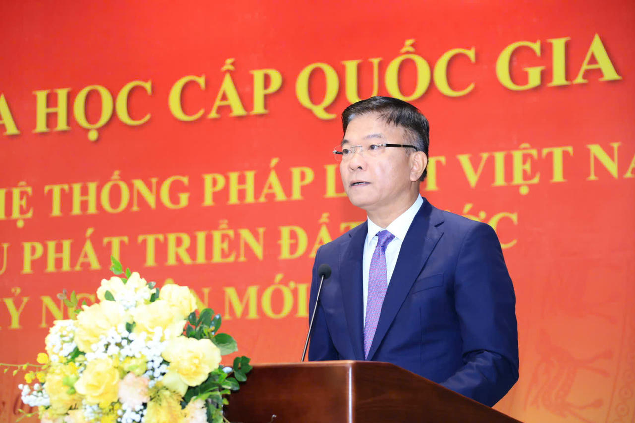 Khai mạc Hội thảo khoa học cấp quốc gia “Hoàn thiện cấu trúc hệ thống pháp luật Việt Nam đáp ứng yêu cầu phát triển đất nước trong kỷ nguyên mới” Phó Thủ tướng Chính phủ Lê Thành Long phát biểu khai mạc.