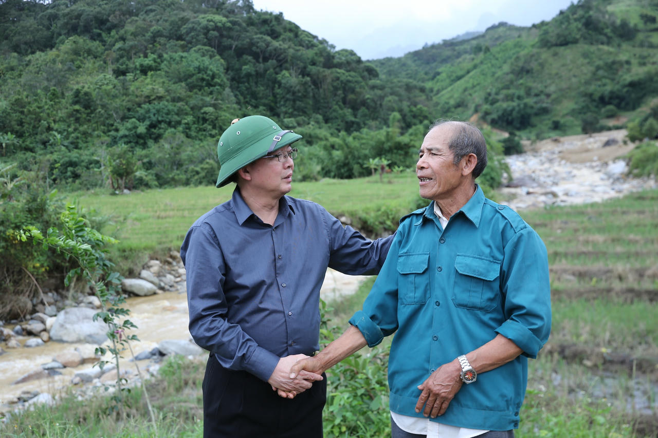 Đánh giá lại địa chất cao tốc La Sơn - Hòa Liên Phó Thủ tướng Hồ Quốc Dũng thăm hỏi, động viên người dân  bị ảnh hưởng bởi sạt lở do mưa lũ tại Quảng Ngãi. (Ảnh: Gia Huy)