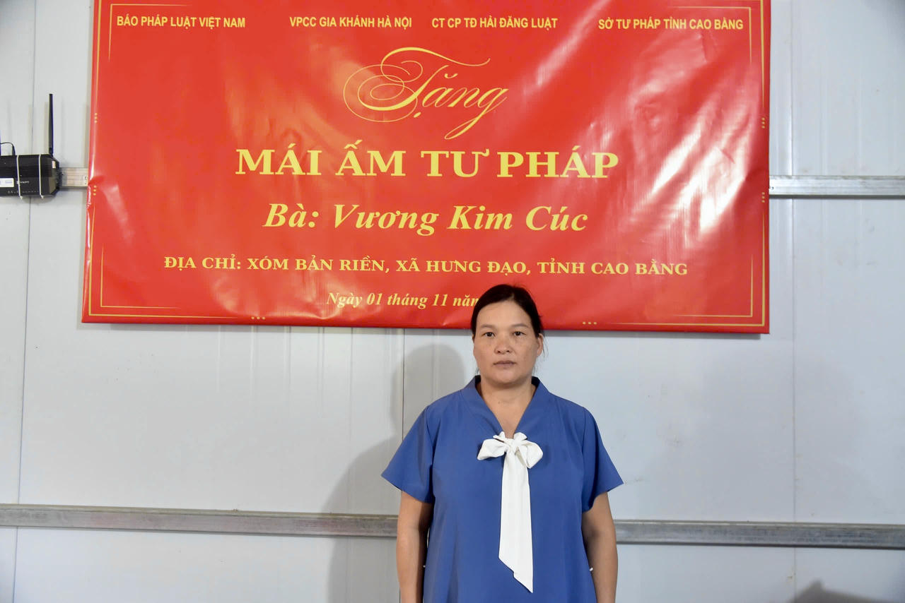 Chị Vương Kim C&uacute;c, 1 trong 2 gia đ&igrave;nh được trao 'M&aacute;i ấm Tư ph&aacute;p). Ảnh: Thanh T&ugrave;ng