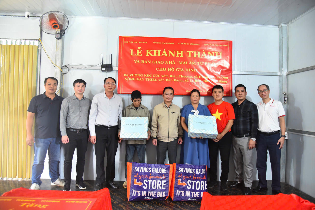 02 gia đ&igrave;nh nhận qu&agrave; từ Đo&agrave;n c&ocirc;ng t&aacute;c. (Ảnh: Thanh T&ugrave;ng)