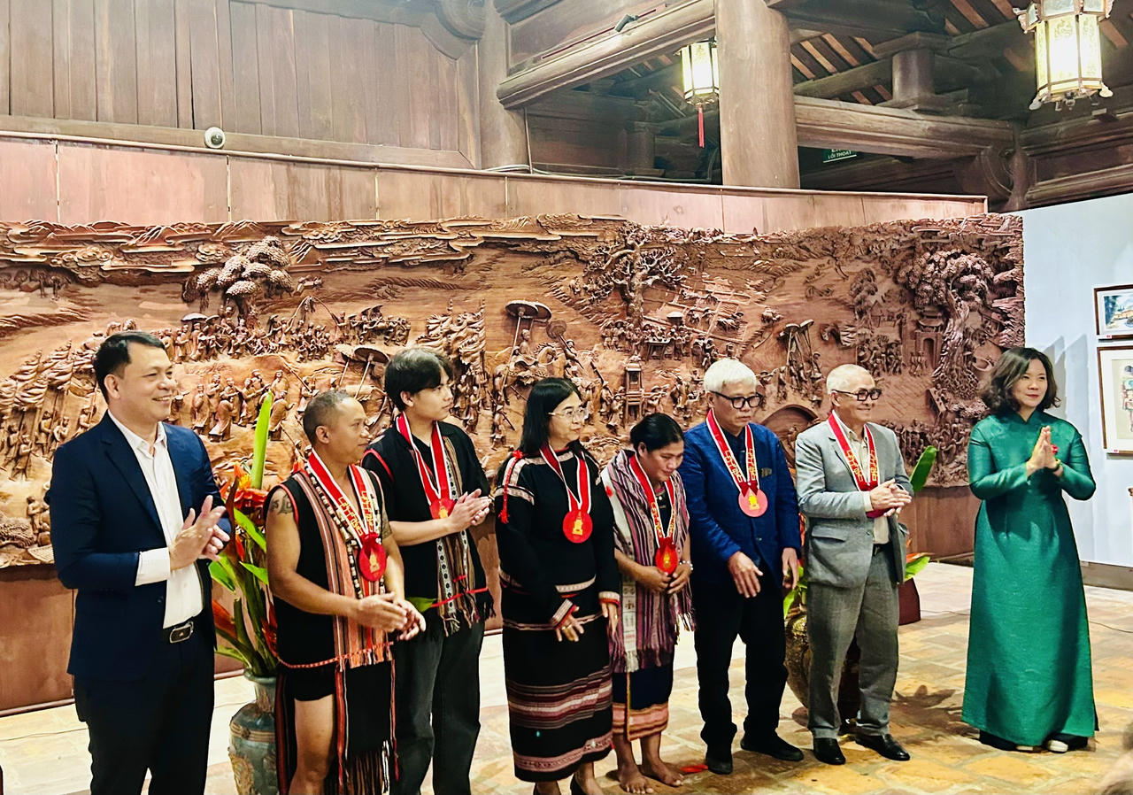 T&ocirc;n vinh c&aacute;c nghệ nh&acirc;n ở c&aacute;c l&agrave;ng nghề (Ảnh: Bảo Ch&acirc;u)