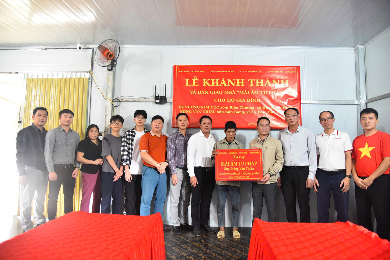 Tiến sĩ Vũ Ho&agrave;i Nam, Tổng Bi&ecirc;n tập B&aacute;o PLVN trao 'M&aacute;i ấm Tư ph&aacute;p' cho gia đ&igrave;nh &ocirc;ng N&ocirc;ng Văn Thi&ecirc;u. (Ảnh: Thanh T&ugrave;ng)