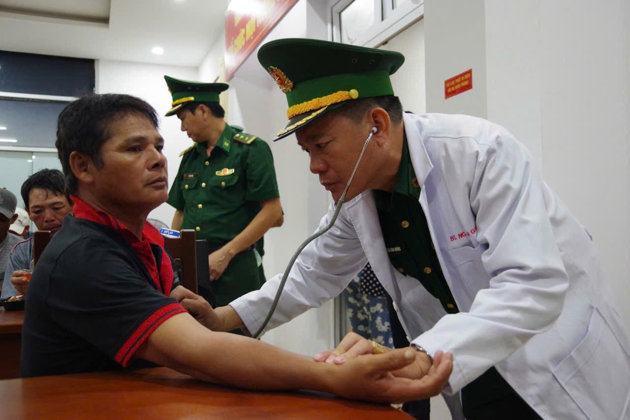 Lực lượng Qu&acirc;n y Bộ đội Bi&ecirc;n ph&ograve;ng Th&agrave;nh phố Hồ Ch&iacute; Minh tiến h&agrave;nh kiểm tra sức khỏe c&aacute;c ngư d&acirc;n bị nạn.