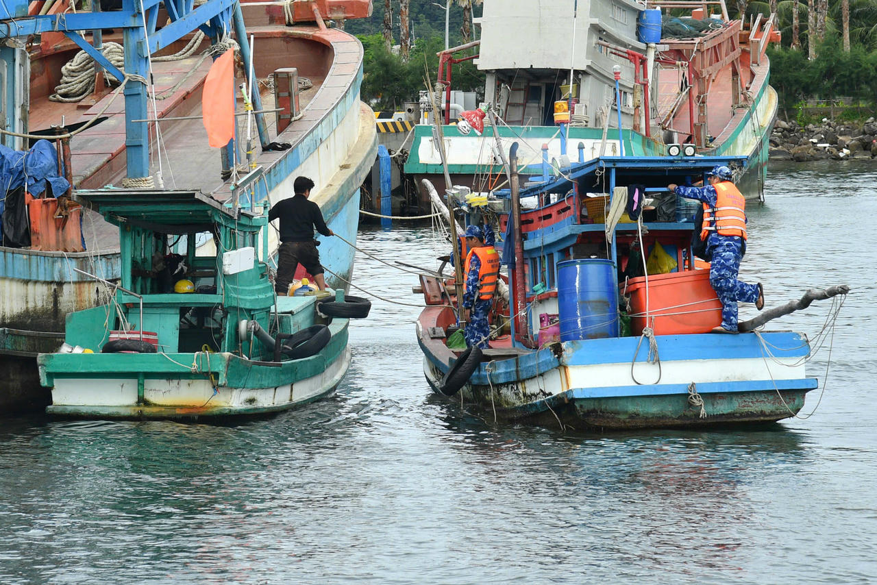 2 T&agrave;u vi phạm đang bị tạm giữ tại cảng Hải đội 401/ BTL V&ugrave;ng Cảnh s&aacute;t biển 4.