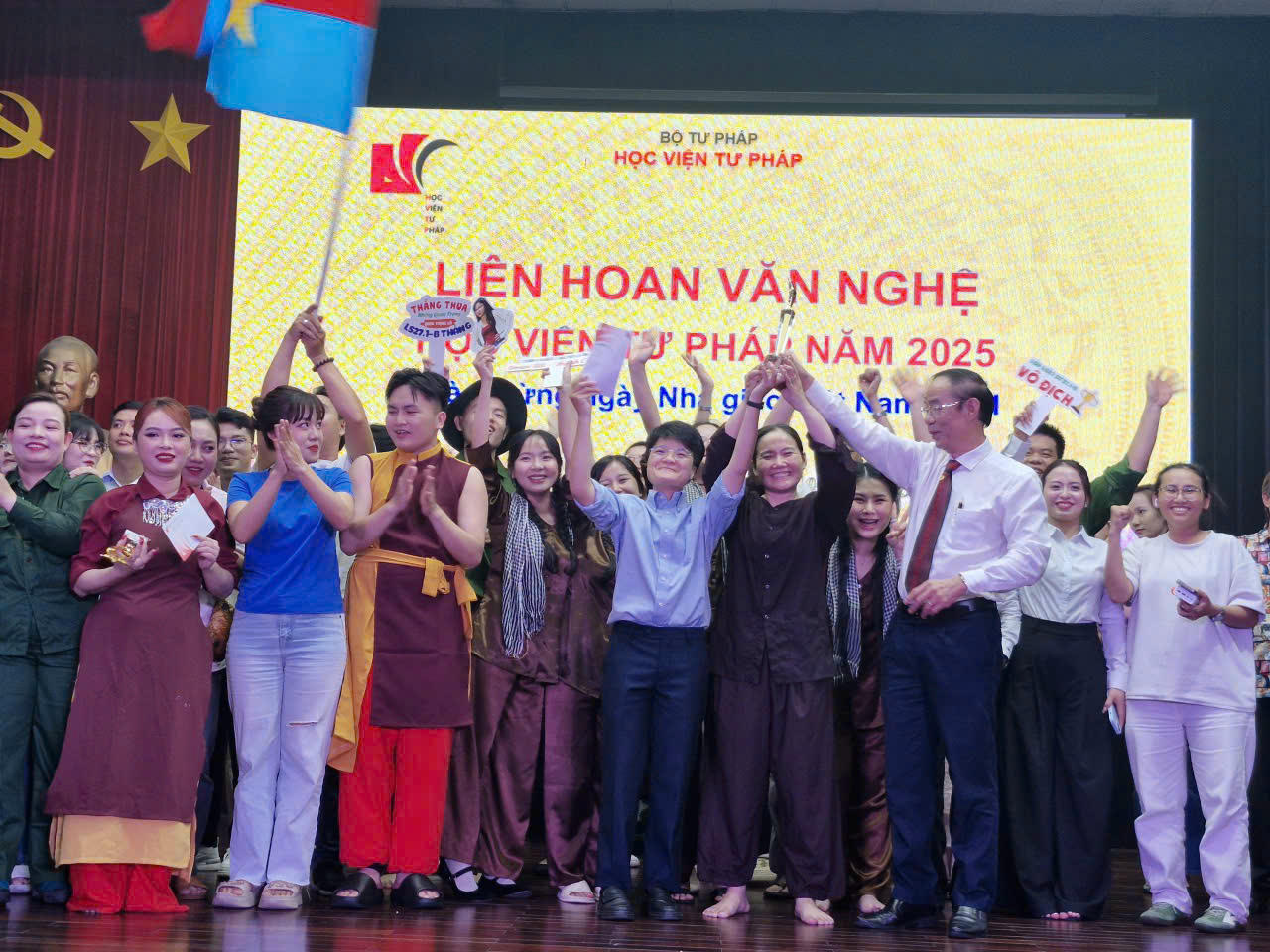 Hội thi văn nghệ được tổ chức với 14 tiết mục đặc sắc đến từ c&aacute;c lớp, mang nhiều sắc m&agrave;u nghệ thuật: song ca, tốp ca, m&uacute;a, ca kịch