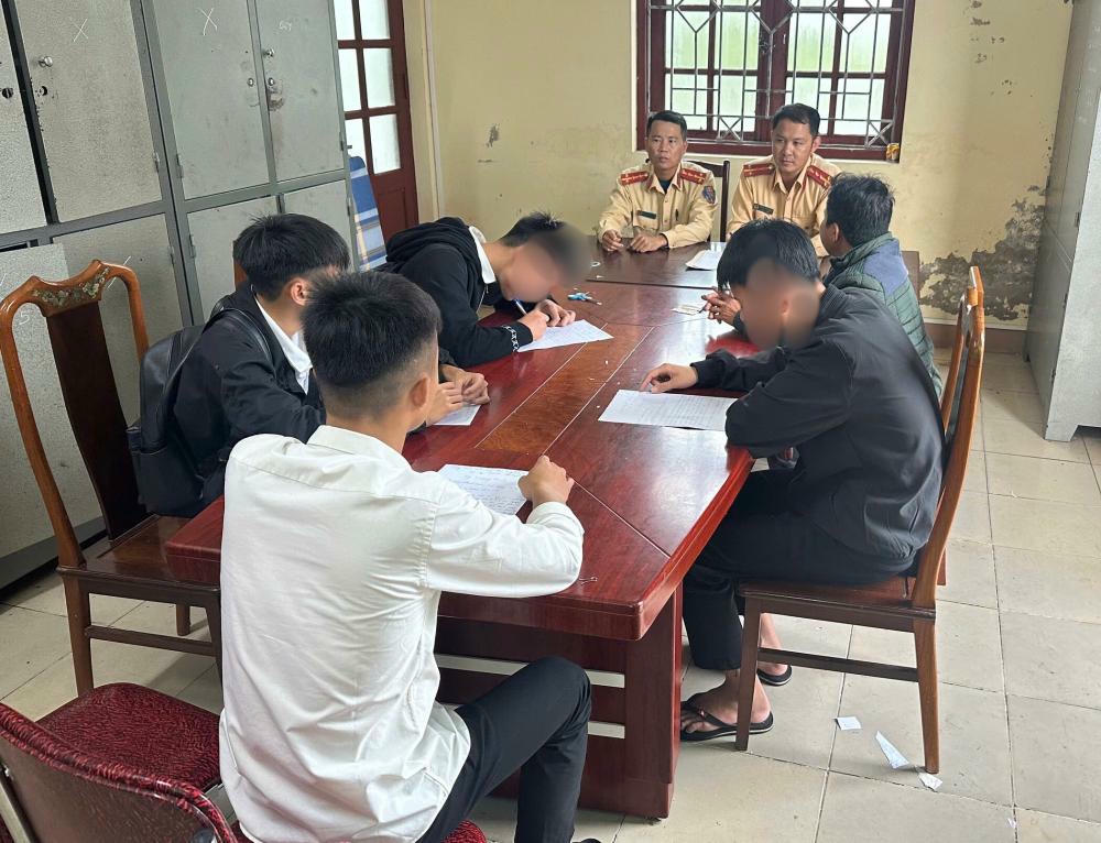 Cơ quan c&ocirc;ng an triệu tập 4 thanh thiếu ni&ecirc;n l&ecirc;n l&agrave;m việc.