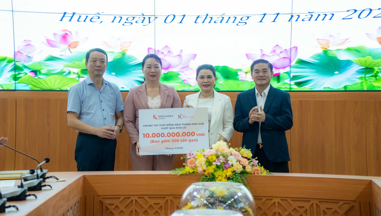 Đại diện Quỹ Khởi sự Từ T&acirc;m trao 10 tỷ đồng tới MTTQ TP Huế. (Ảnh: T&aacute;m Bảy)
