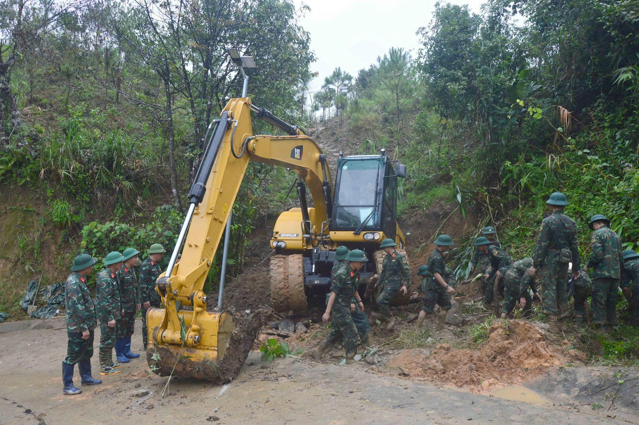 Bộ đội mở đường mới v&agrave;o x&atilde; Ngọc Linh. (Ảnh: T&aacute;m Bảy)