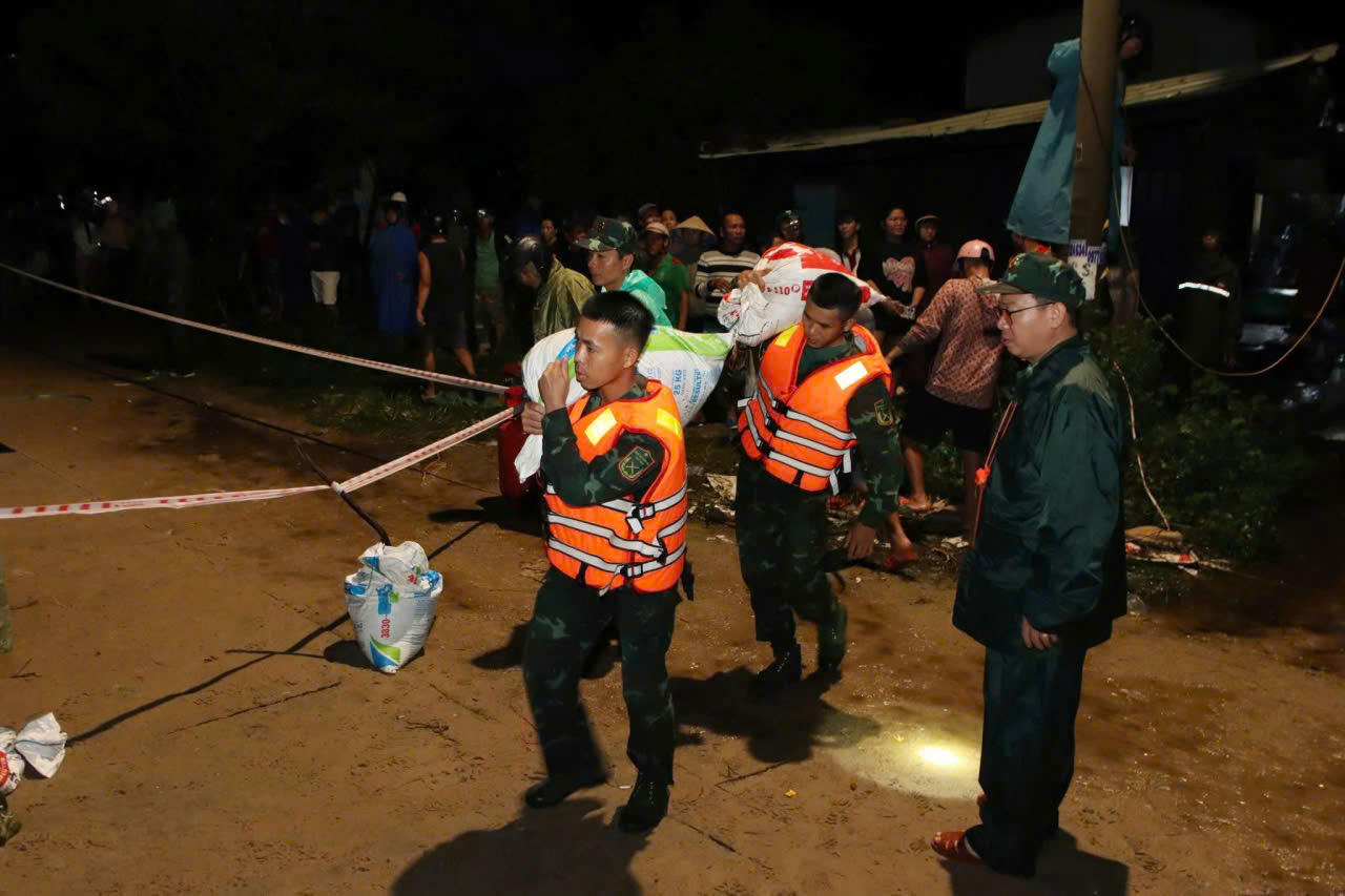 Năm ng&agrave;y đ&ecirc;m chạy đua v&aacute; bờ k&egrave; sụt lở