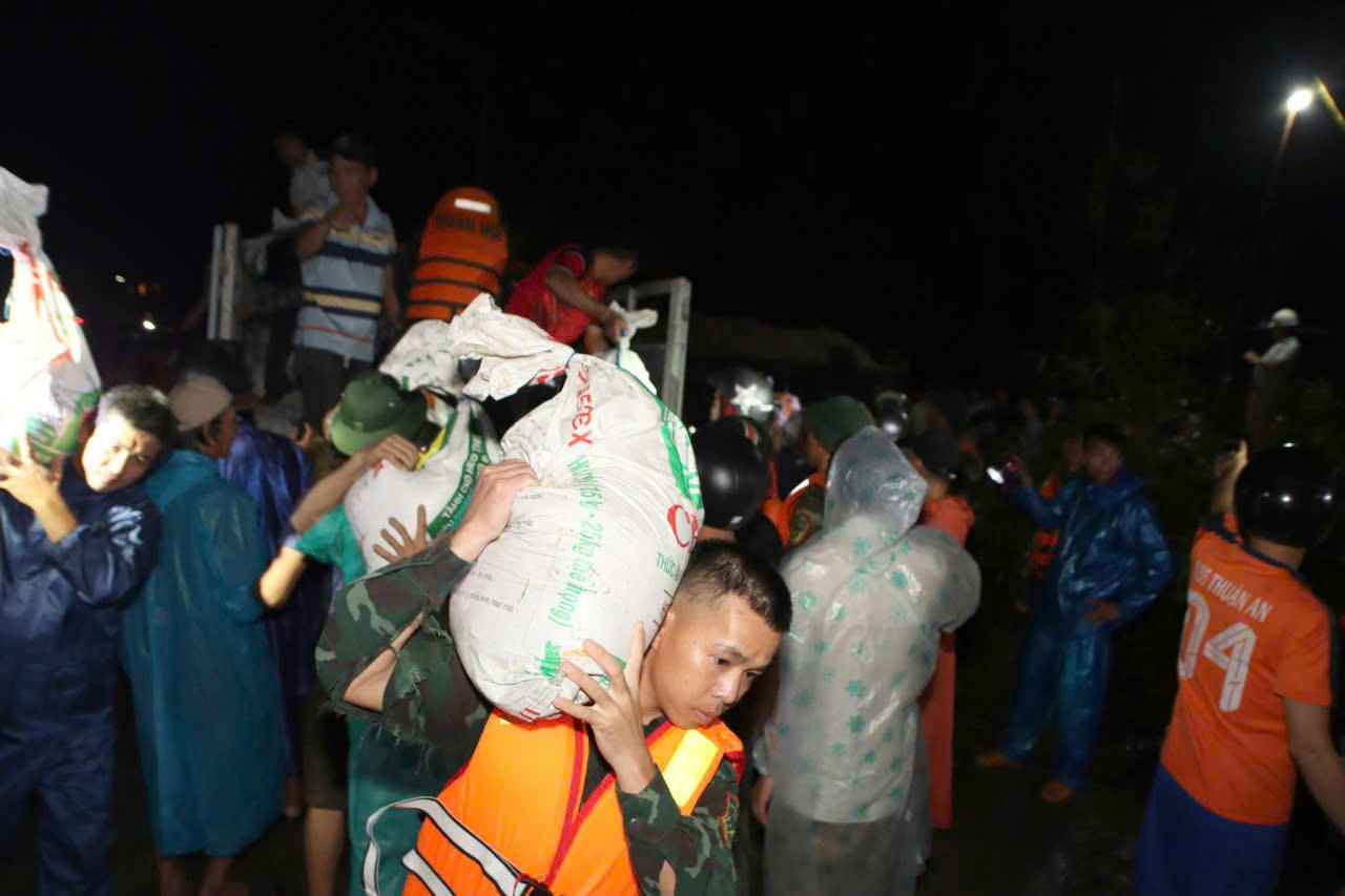 Năm ng&agrave;y đ&ecirc;m chạy đua v&aacute; bờ k&egrave; sụt lở