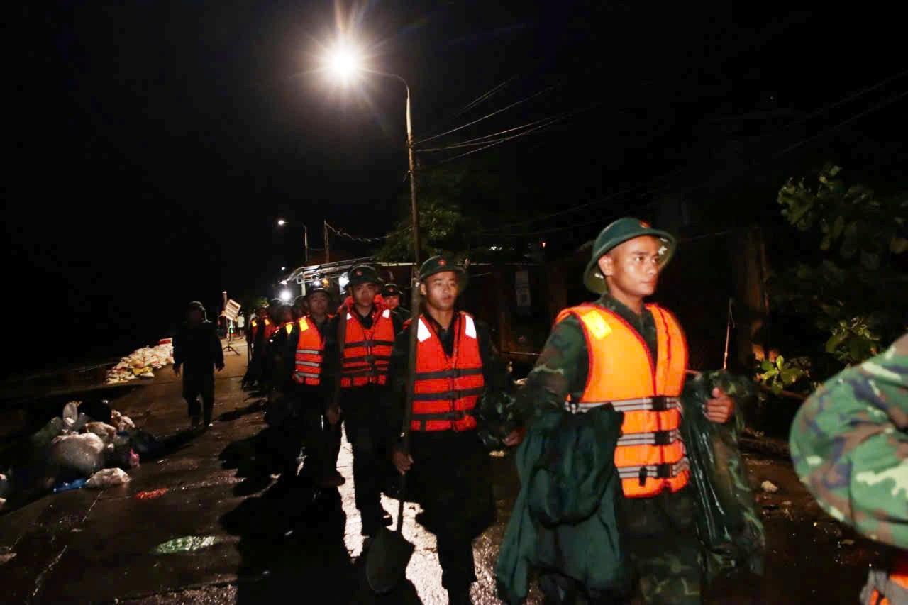 Năm ng&agrave;y đ&ecirc;m chạy đua v&aacute; bờ k&egrave; sụt lở