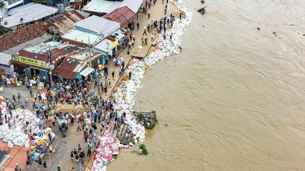 Năm ng&agrave;y đ&ecirc;m chạy đua v&aacute; bờ k&egrave; sụt lở